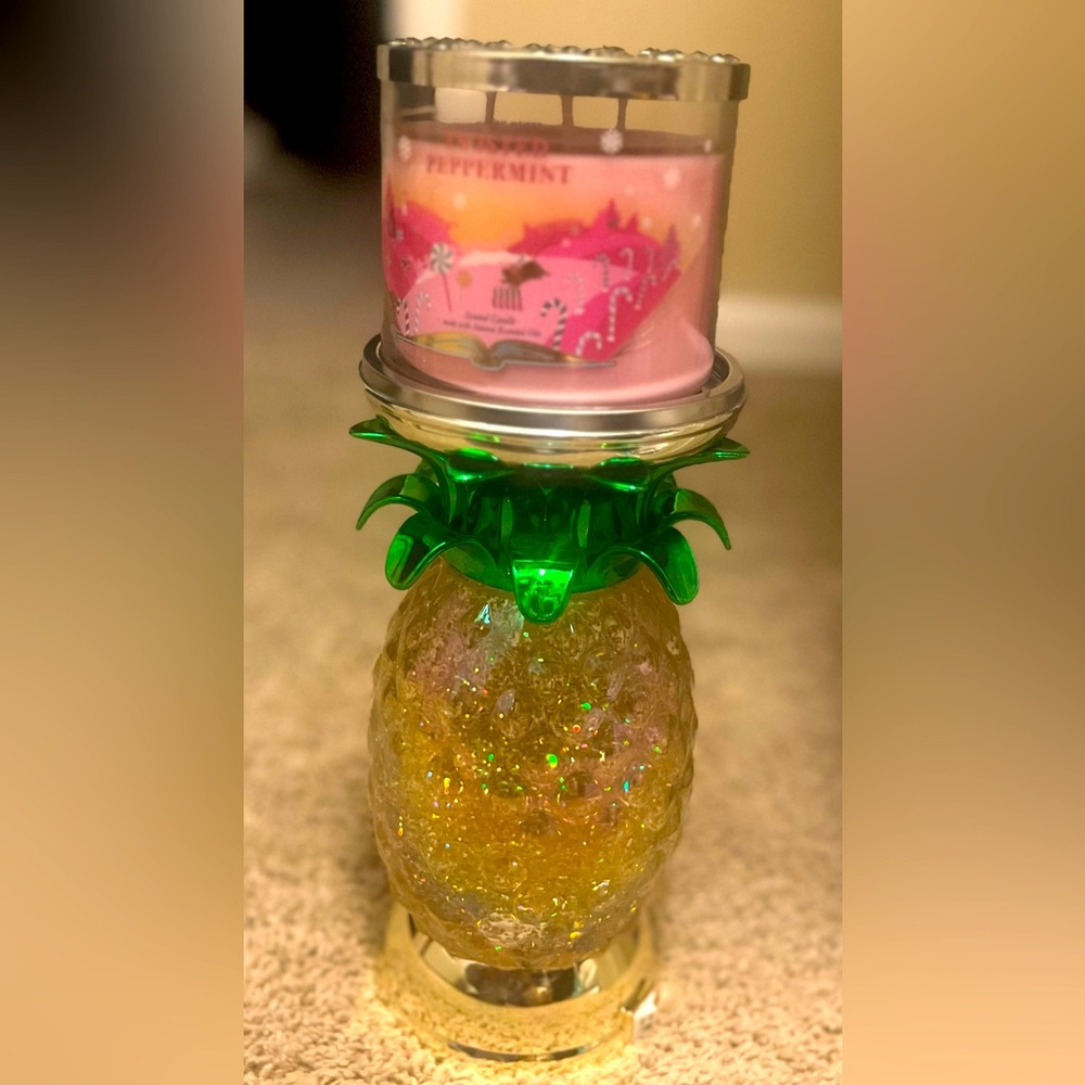 Light Up Pineapple Bath & Body Works candle holder. Glitter water base